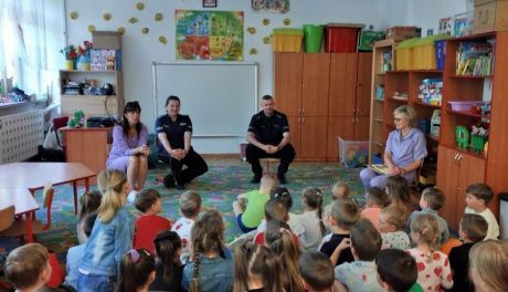 Policjanci przypominają o bezpieczeństwie podczas wakacji