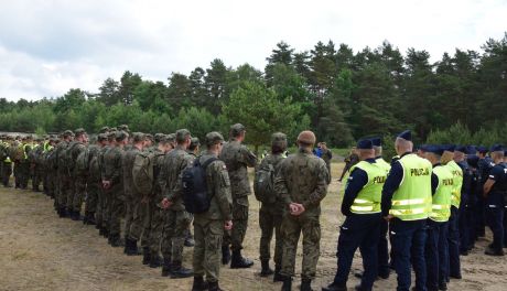 Zaskakujące ćwiczenia ratownicze w lesie: Czy zostaną odnalezione zaginione osoby? 