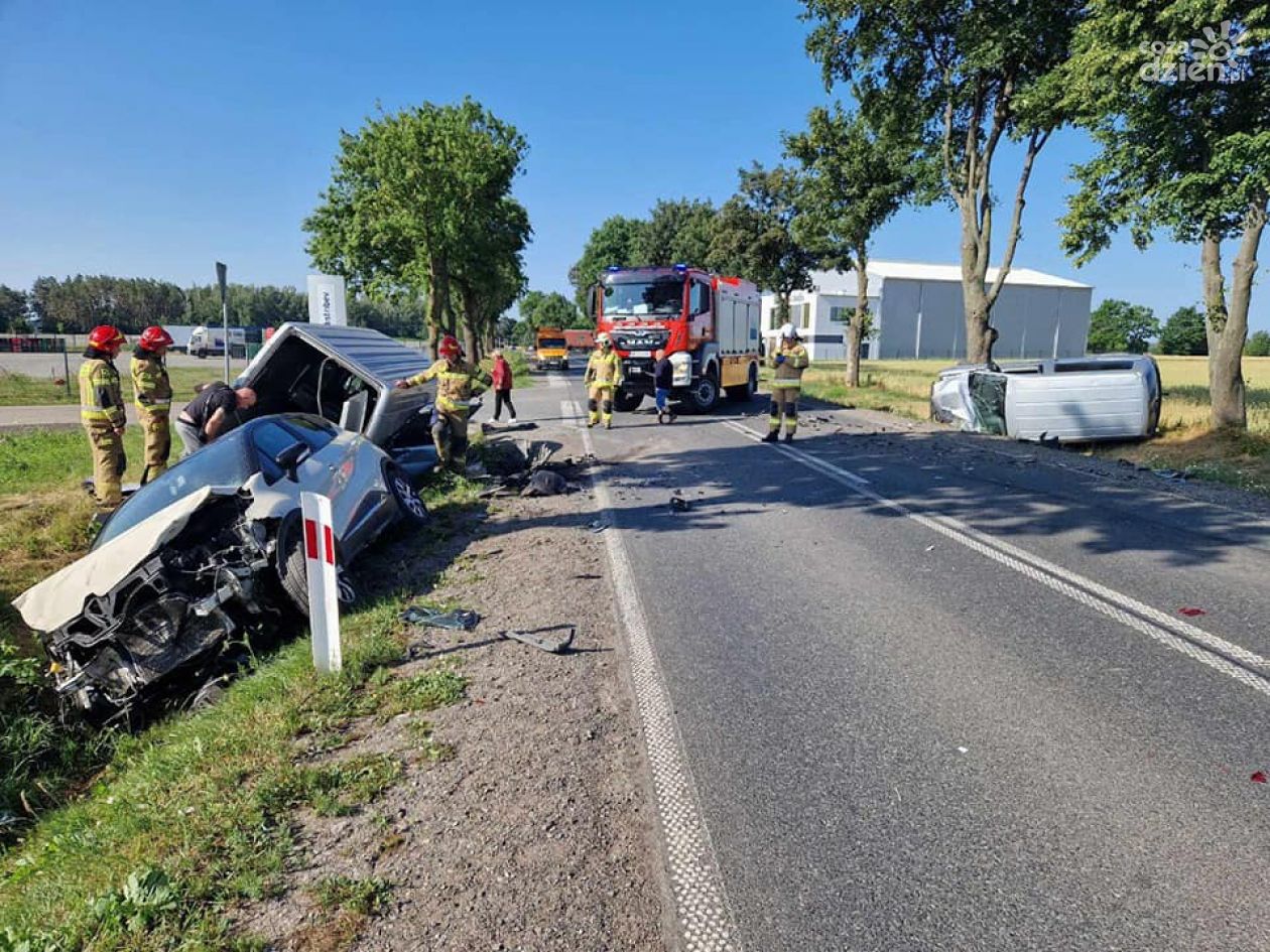 3 auta w rowie, 1 osoba w szpitalu (akt.)