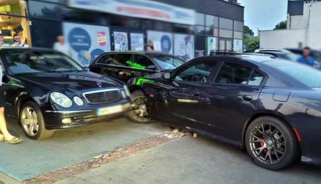 Wszystkiemu winien ciechanowianin. Wjechał na parking, uszkodził wiatę i zaparkowane samochody