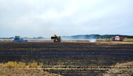 Sprzęt rolniczy, zboże na pniu i słoma w ogniu. Pożar pod Czernicami Borowymi