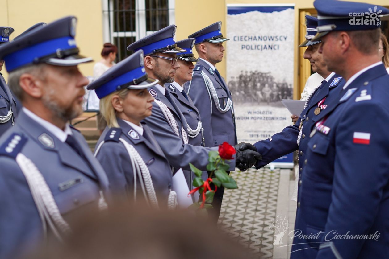 Odznaczenia, awanse, patos - policja świętowała