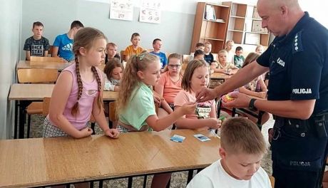 Bezpieczne Wakacje 2023: Policjanci edukują uczestników półkolonii w Ciechanowie