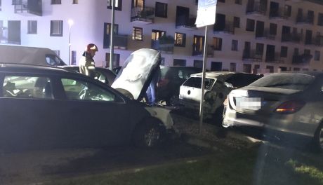 Samochody płonęły na Witosa. Nocna akcja ciechanowskich strażaków (wideo)