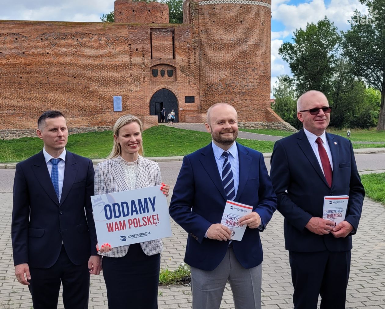 Kto obiecuje dom i samochody?