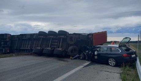 Cudem nikt nie ucierpiał. Osobówką wjechał prosto w leżącą na drodze ciężarówkę 