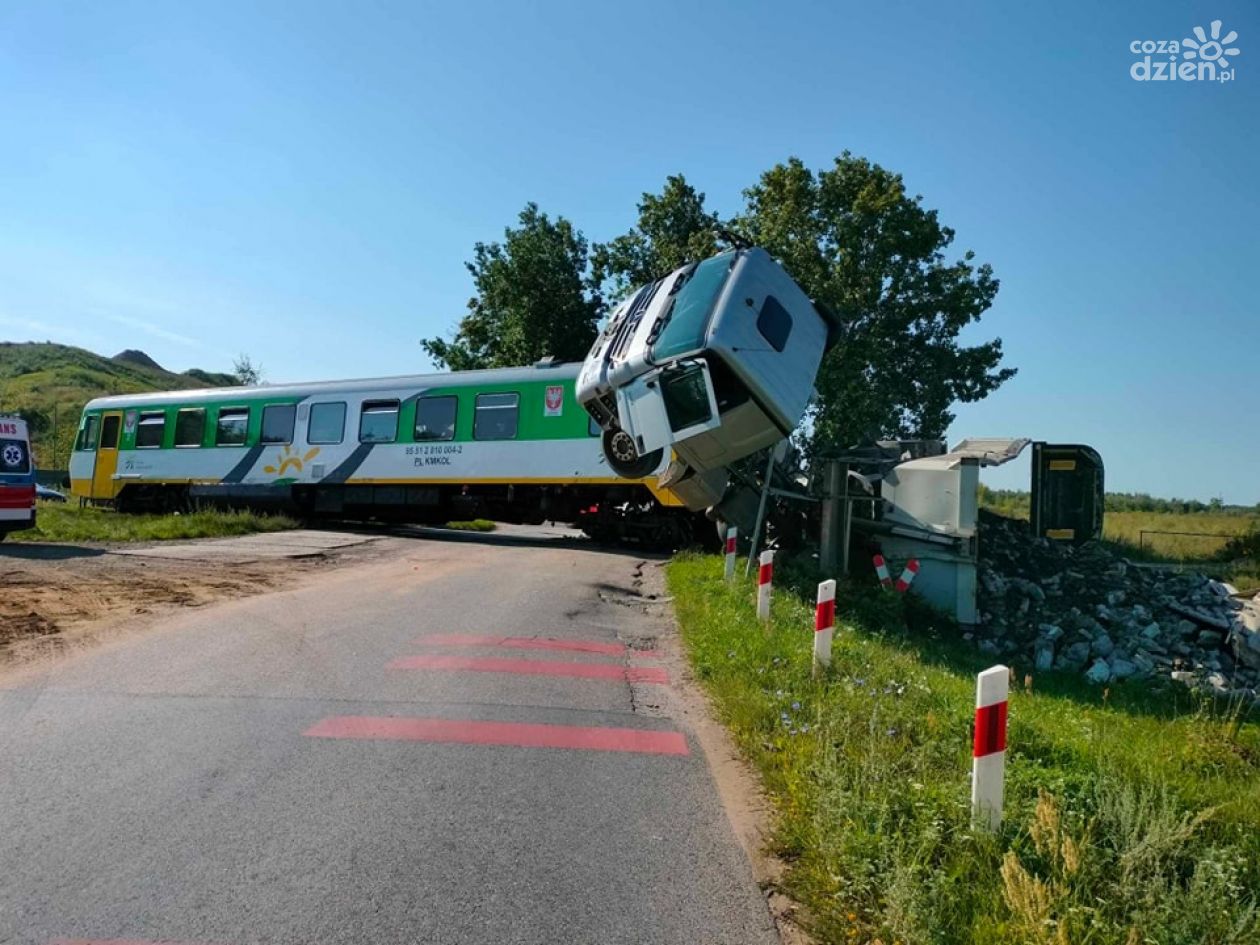 Szynobus zmiażdżył ciężarówkę, wielu rannych 