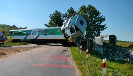 Szynobus zderzył się z ciężarówką w Dalanówku. Jest wielu rannych [video]