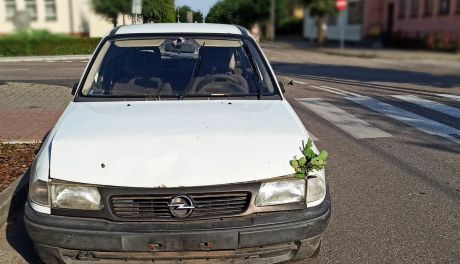Auto spadło... z nieba - tak przynajmniej twierdził kompletnie pijany kierowca