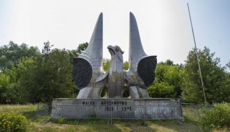 Zburzyć czy wyremontować pomnik orła? Jest oświadczenie Towarzystwa Miłośników Ziemi Ciechanowskiej