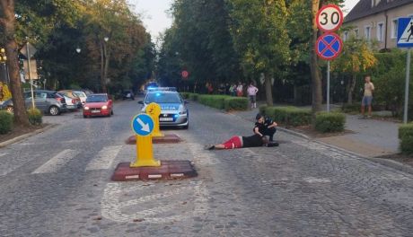 Na Sienkiewicza na przejściu dla pieszych mężczyzna stracił przytomność. Błyskawiczna reakcja policji
