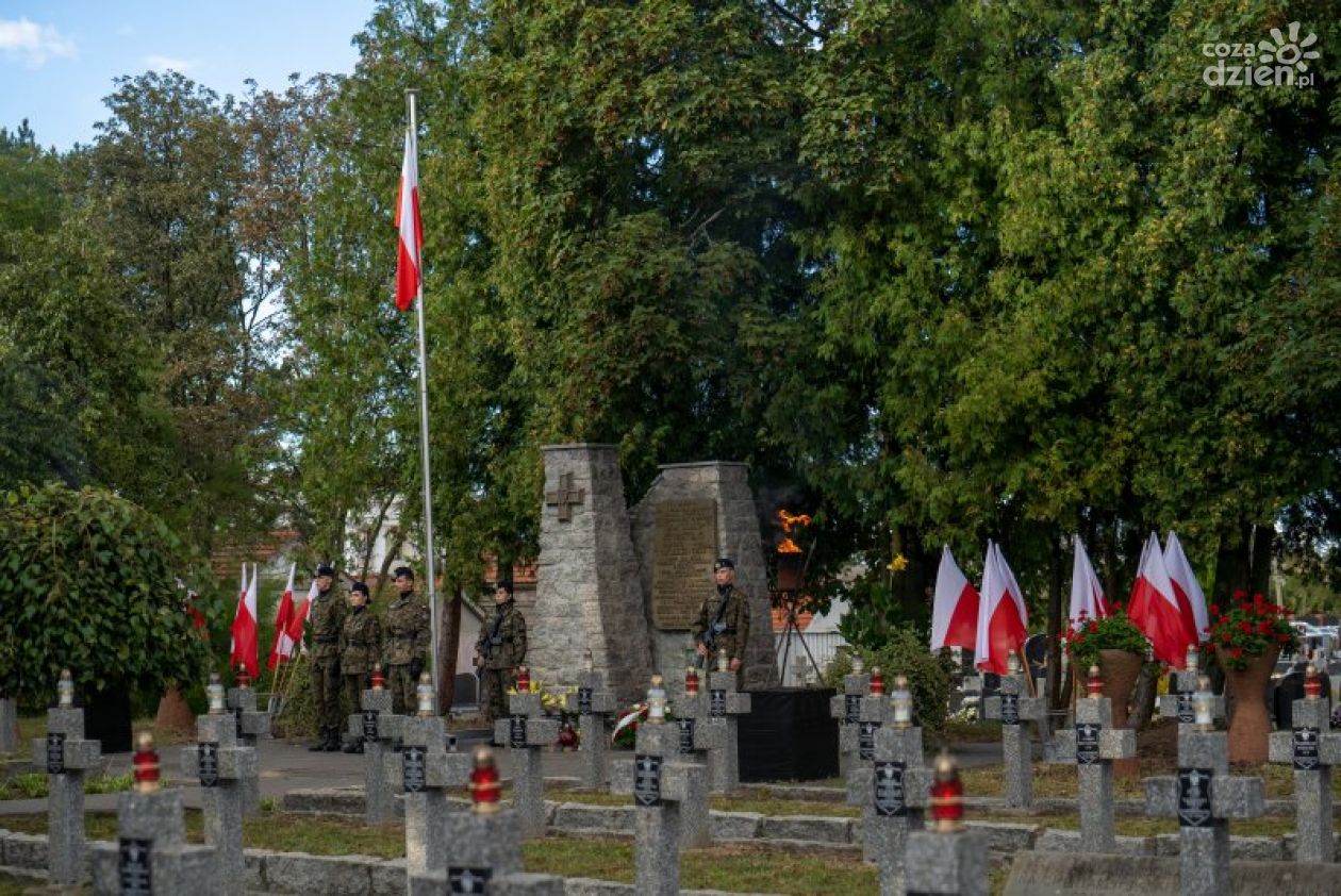 Msza, pamięć i kwiaty