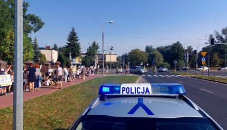 Wspólna akcja policji i uczniów. Zwracają uwagę na bezpieczeństwo pieszych