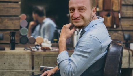 Burmistrz Przasnysza znowu zaskakuje, będzie barberem w Ciechanowie