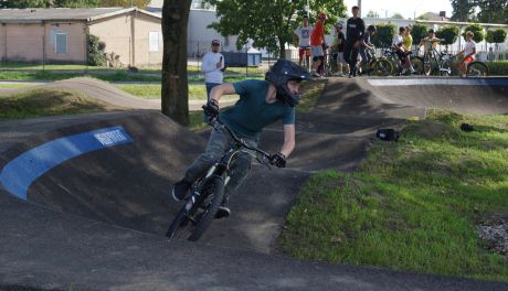 Mława. Mnóstwo młodzieży na otwarciu pumptracku