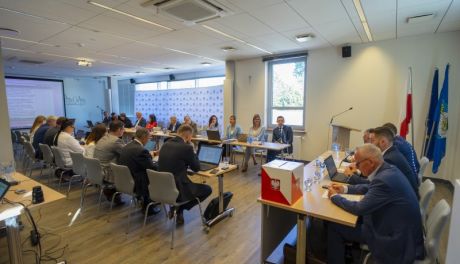 Tajne głosowanie i osiem uchwał na wrześniowej sesji w Ciechanowie