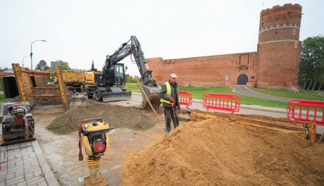 Budują kolektor deszczowy tuż obok ciechanowskiego zamku