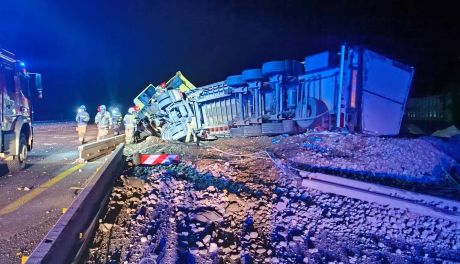 Ciężarówka wypadła z drogi, kierowca miał dużo szczęścia