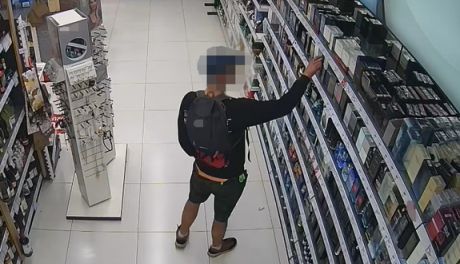 Tropem kamer sklepowych - złodziej wynosił alkohol i perfumy