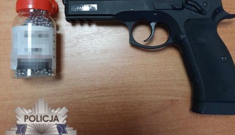 Nastolatek strzelał z broni pneumatycznej w  wiatę przystankową