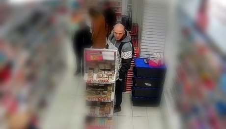 Kradzież perfum i golarek w mławskiej drogerii - Policja prosi o pomoc w identyfikacji sprawcy [video]