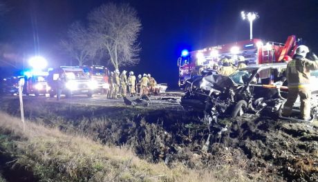 [akt.] Kierowca nie żyje! 3 osoby ranne, w tym dwoje dzieci. Wypadek w Skarżynku pod Ciechanowem