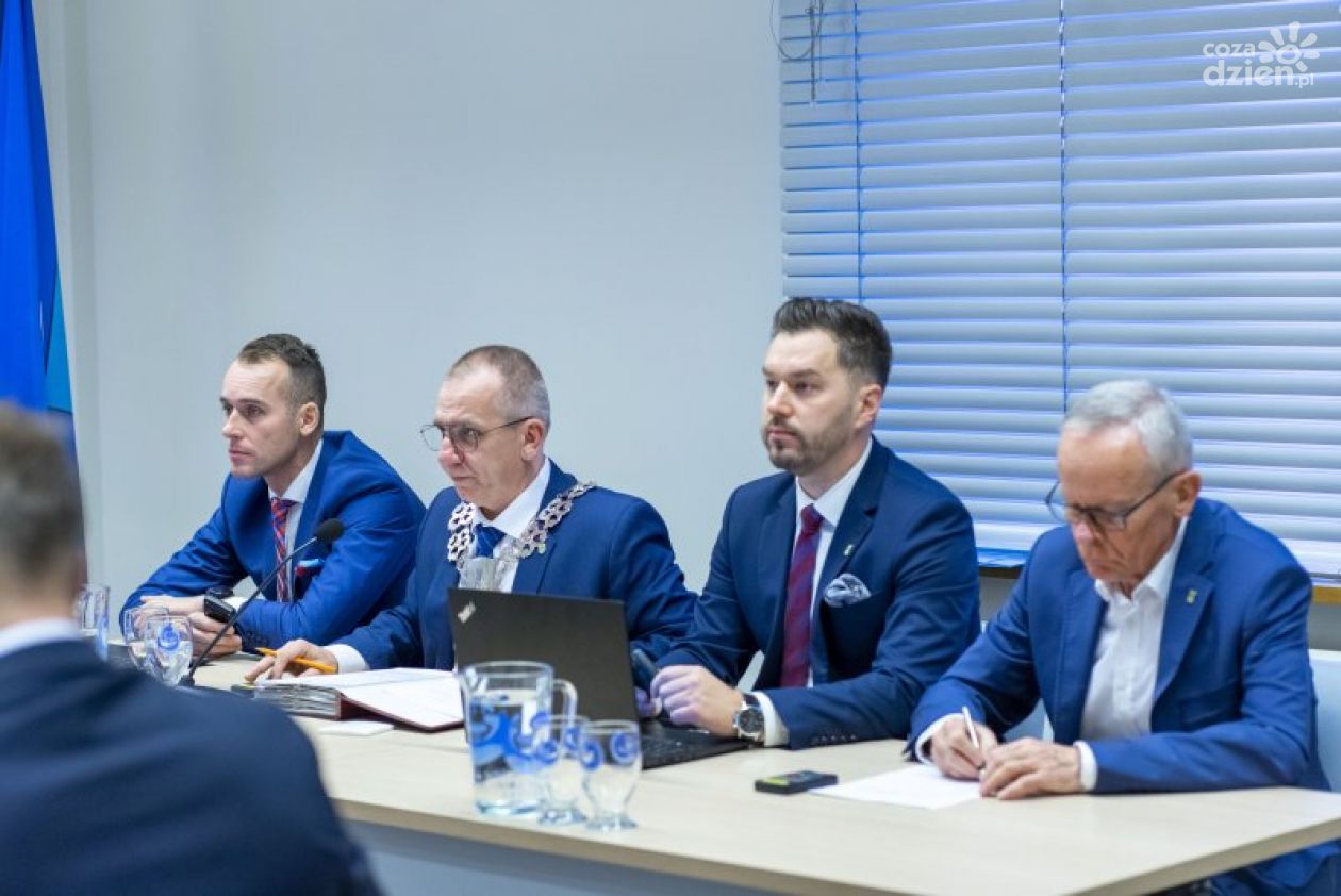 9 projektów uchwał 