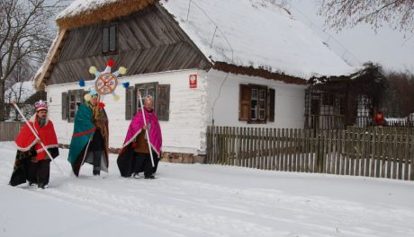 Kolędnicy wędrujący od domu do domu to już wygasająca tradycja