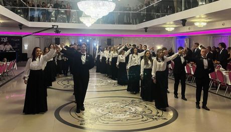 Studniówka 2024: Maturzyści z Przasnysza świętują swoje ostatnie 100 dni przed egzaminem [zdjęcia]