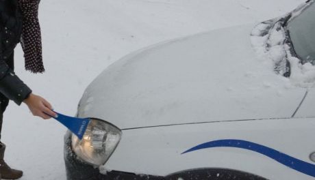 Odśnieżanie samochodu to obowiązek kierowcy