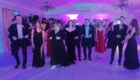 Studniówka 2024: Pełna radości noc maturzystów Zespołu Szkół nr 1 im. Józefa Bema w Ciechanowie [zdjęcia]