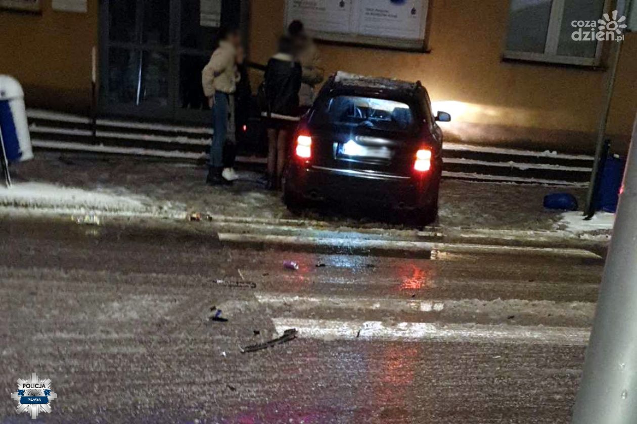 Kierowca audi uderzył w słup i znaki drogowe