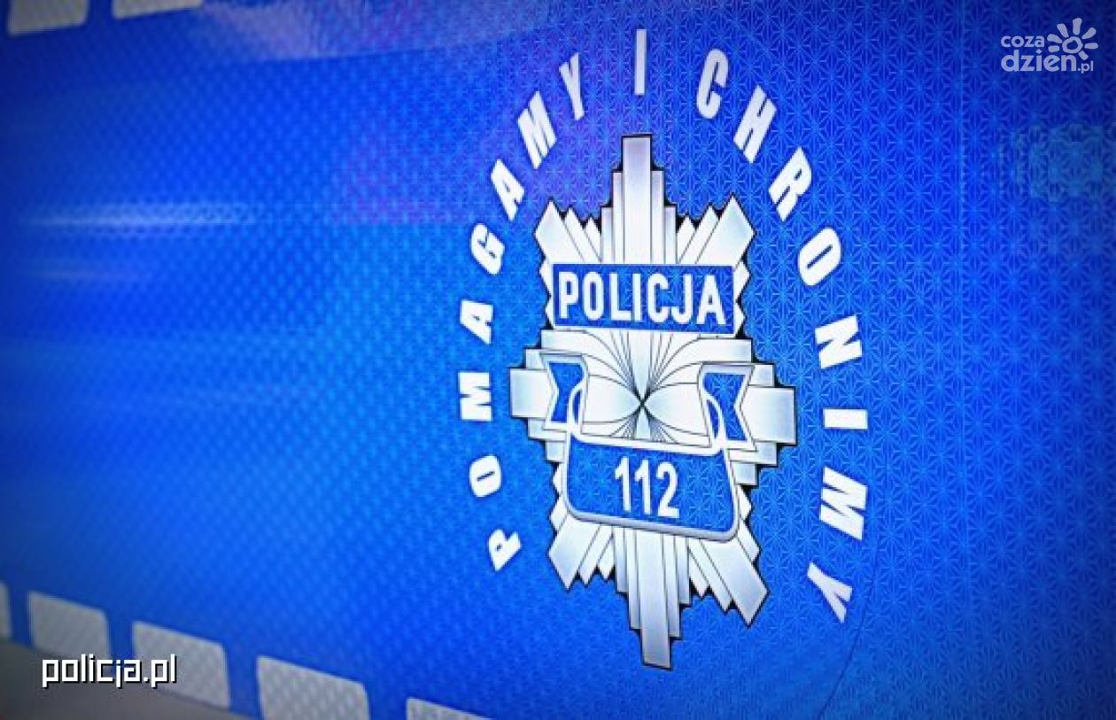 87-Latka siedziała zdezorientowana na ławce. Miała na sobie kapcie i koszulę nocną 