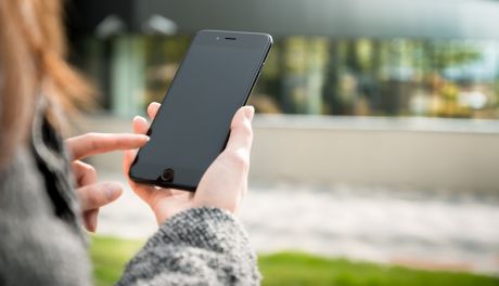 Oszuści okradli kobietę na 2200 zł! Kliknęła w fałszywy link do kuriera
