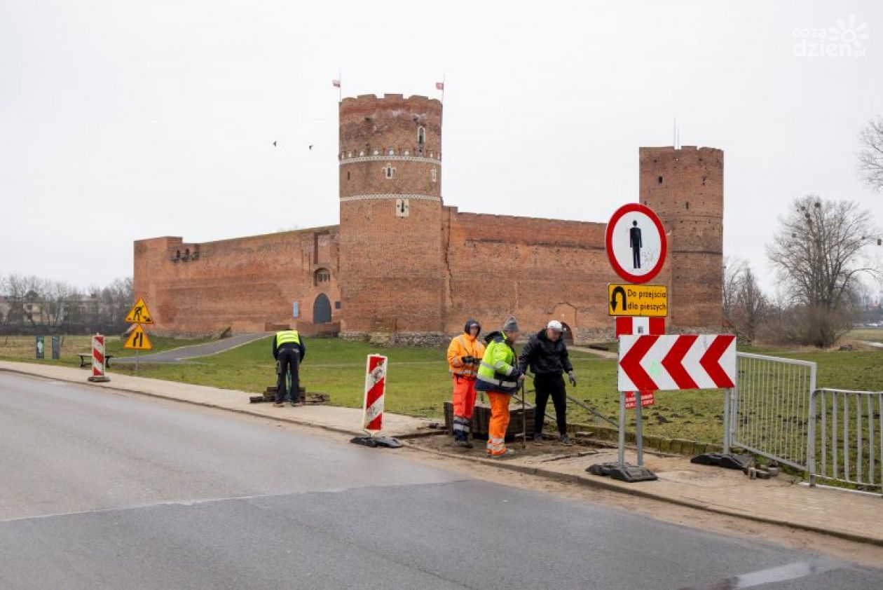Remont chodnika przy Zamku Książąt Mazowieckich