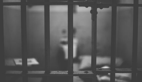 Płońsk i Raciąż: Policjanci zatrzymali dwóch poszukiwanych mężczyzn. Trafili do więzienia