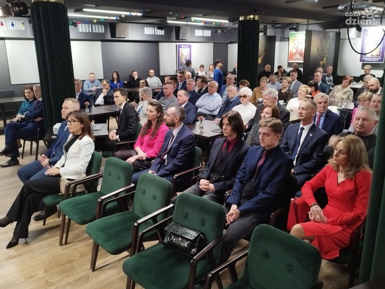 Najmłodszy kandydat ma 20 lat, a najstarsza kandydatka ma 85 lat