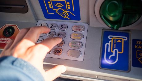 Oszustwa Internetowe: Jak 30-latka Straciła Prawie 30 Tys. zł