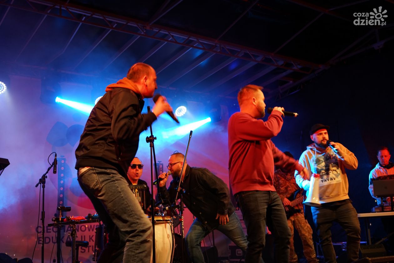 Piątkowy koncert zorganizowany przez COEK rozgrzał publiczność. Nowa lokalizacja i nowa formuła przyciągnęły nie tylko miłośników muzyki. 