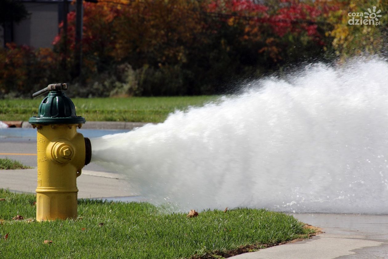 Samochód + hydrant = fontanna