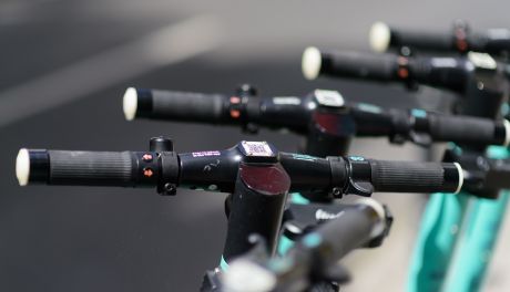 Bezpieczniej na hulajnogach elektrycznych: Zasady i konsekwencje. Mazowiecka policja przypomina