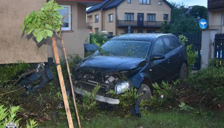 Zniszczył ogrodzenie i ścianę budynku. Wraz z pasażerem ulotnił się z miejsca zdarzenia