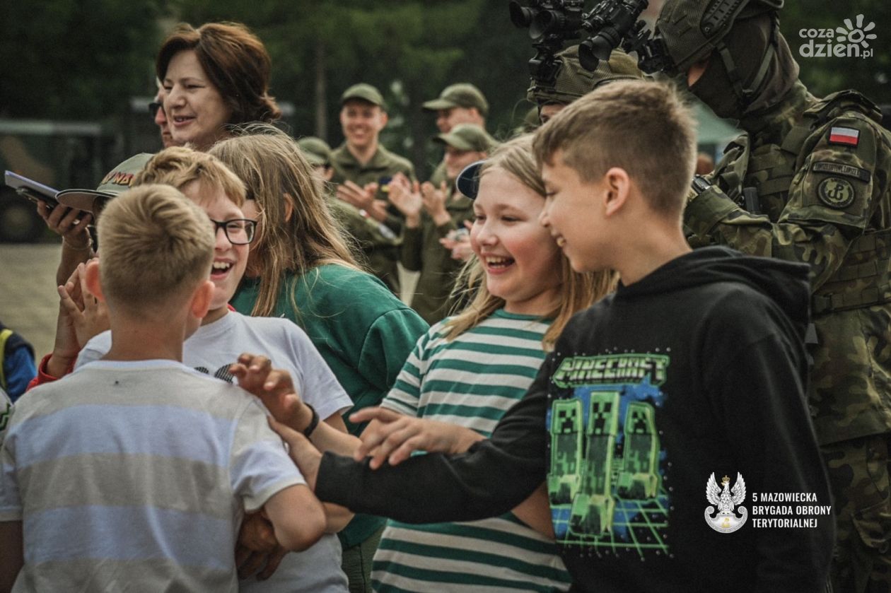 Niesamowite przygody w ciechanowskich koszarach! Zobacz, jak dzieci opanowały teren wojskowy!