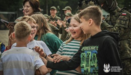 Ciechanowskie Koszary w Rękach Dzieci: Dzień Dziecka z Wojskowymi