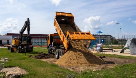 Plac zabaw przy SP nr 3 w Ciechanowie zyska nowe urządzenia