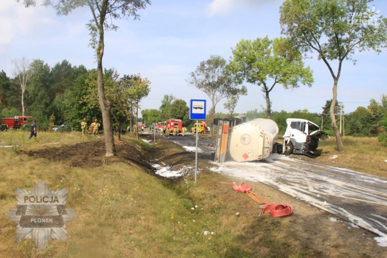 Cysterna w ogniu po zderzeniu z samochodem osobowym