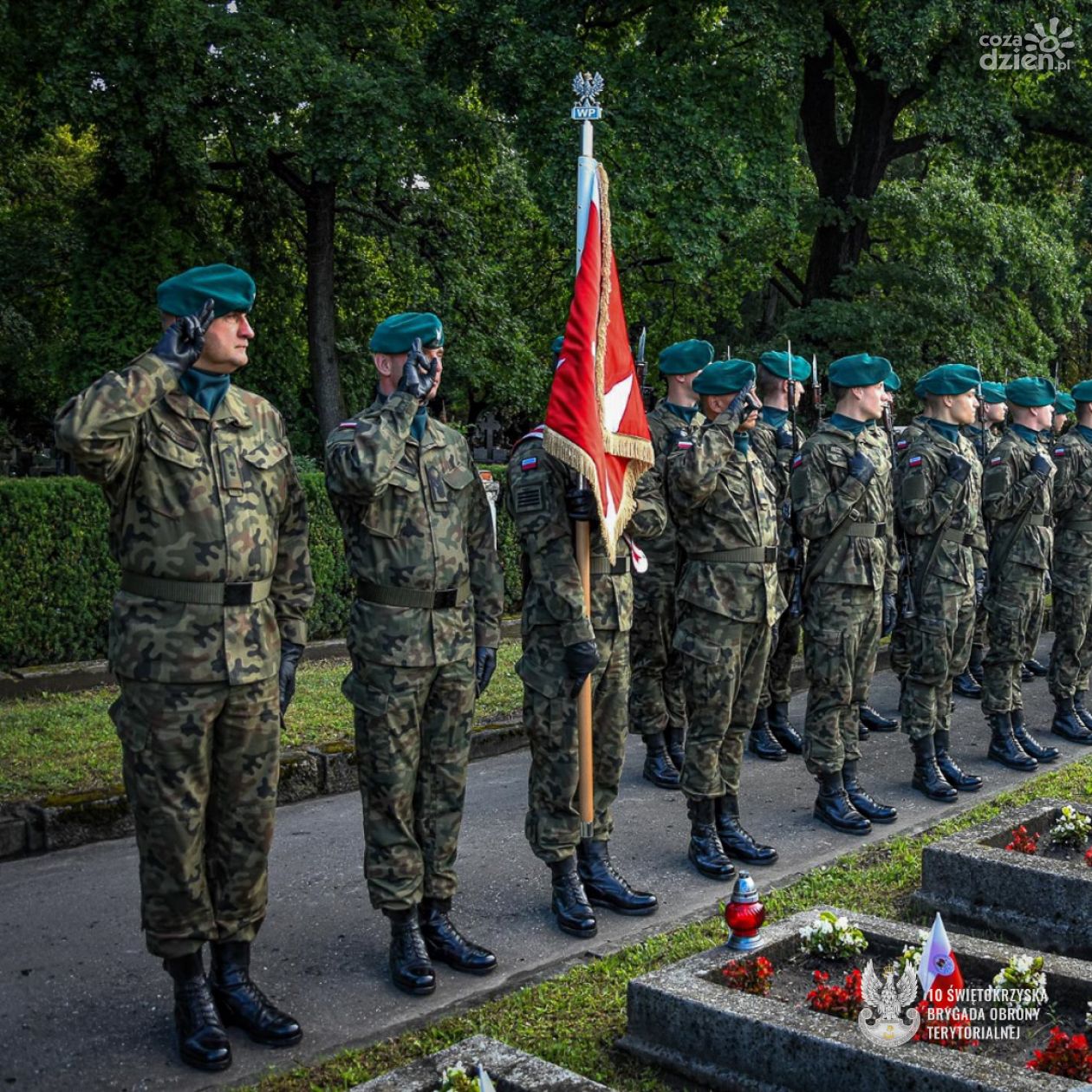 Biegną 104 kilometry w pełnym umundurowaniu!
