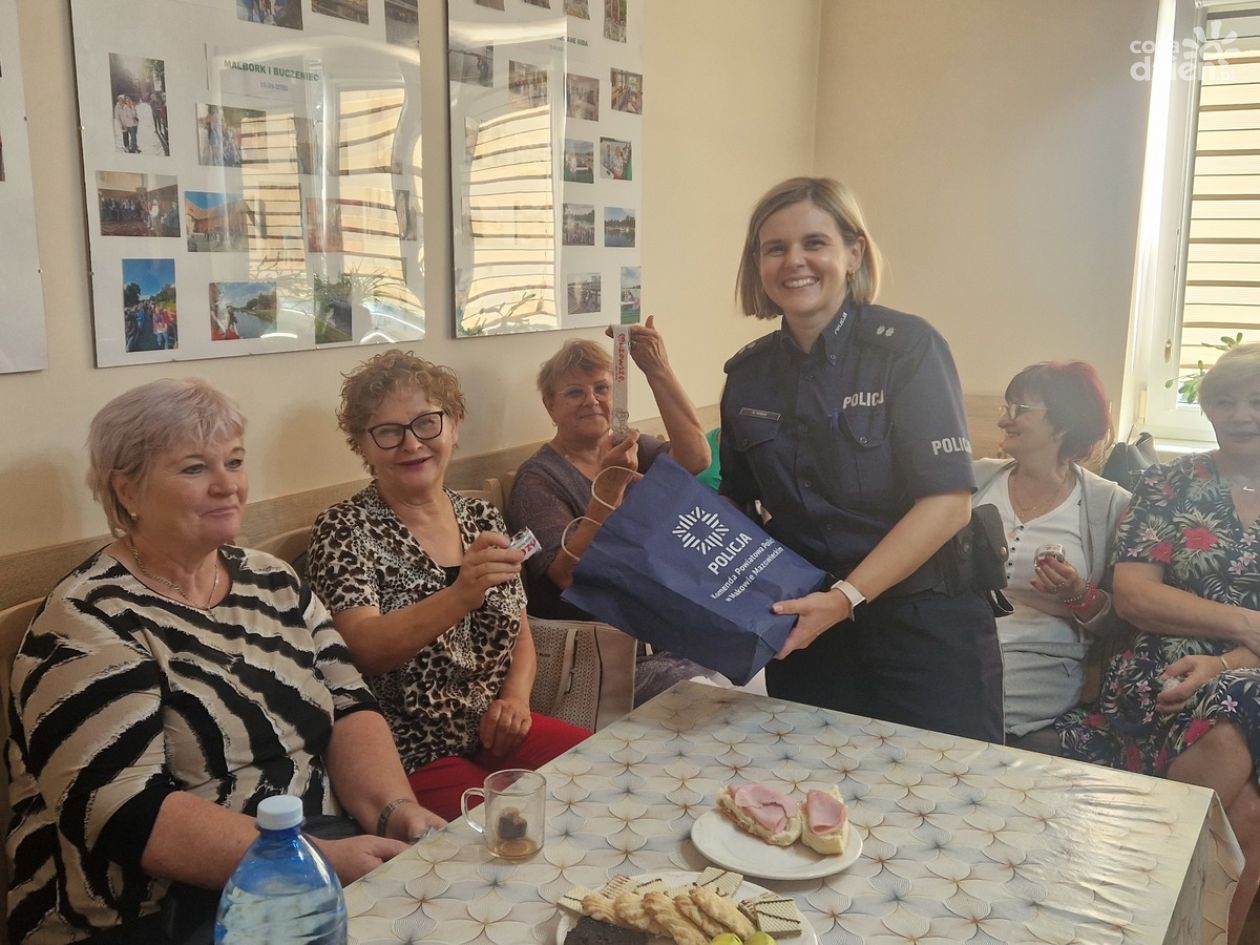 Seniorzy z Krasnosielca uczą się, jak uniknąć oszustwa!