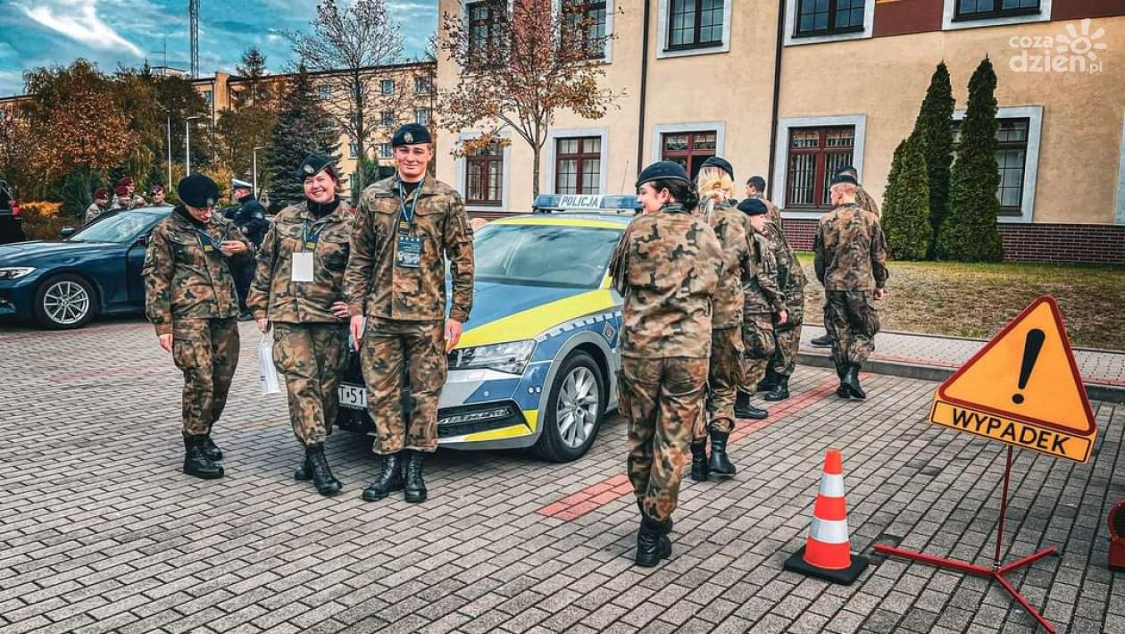 Uczniowie z Ciechanowa poznali służbę w Policji