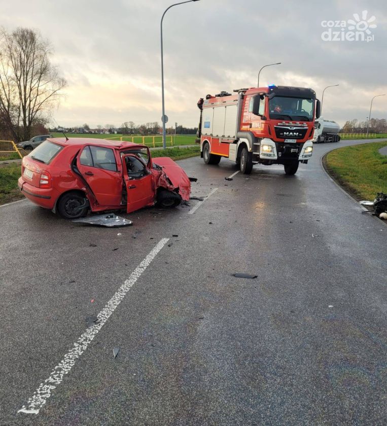 Wyprzedzanie zakończone dachowaniem w Ciechanowie